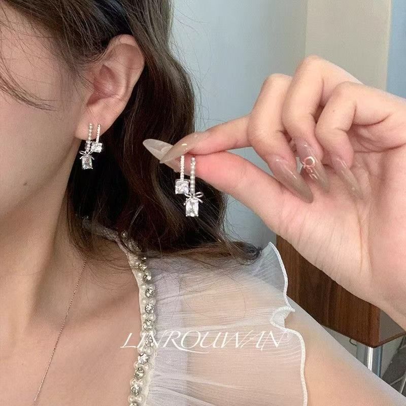 Rhinestone Alloy Drop Earring