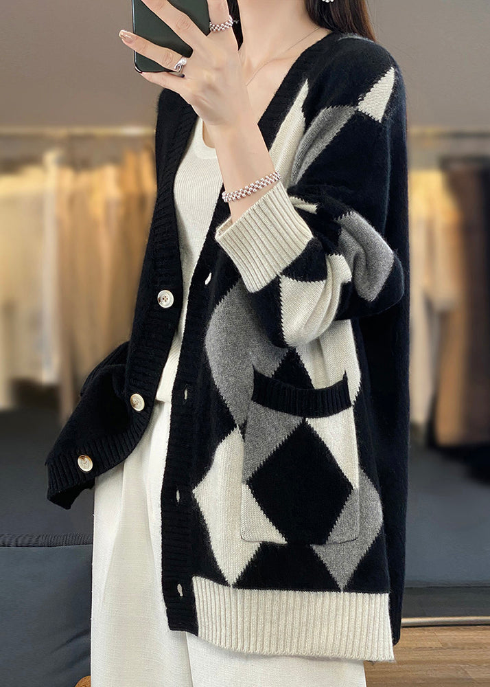 Lockere schwarze Strickjacke aus Wolle mit V-Ausschnitt und Karomuster und Knopfleiste, Winter WL019