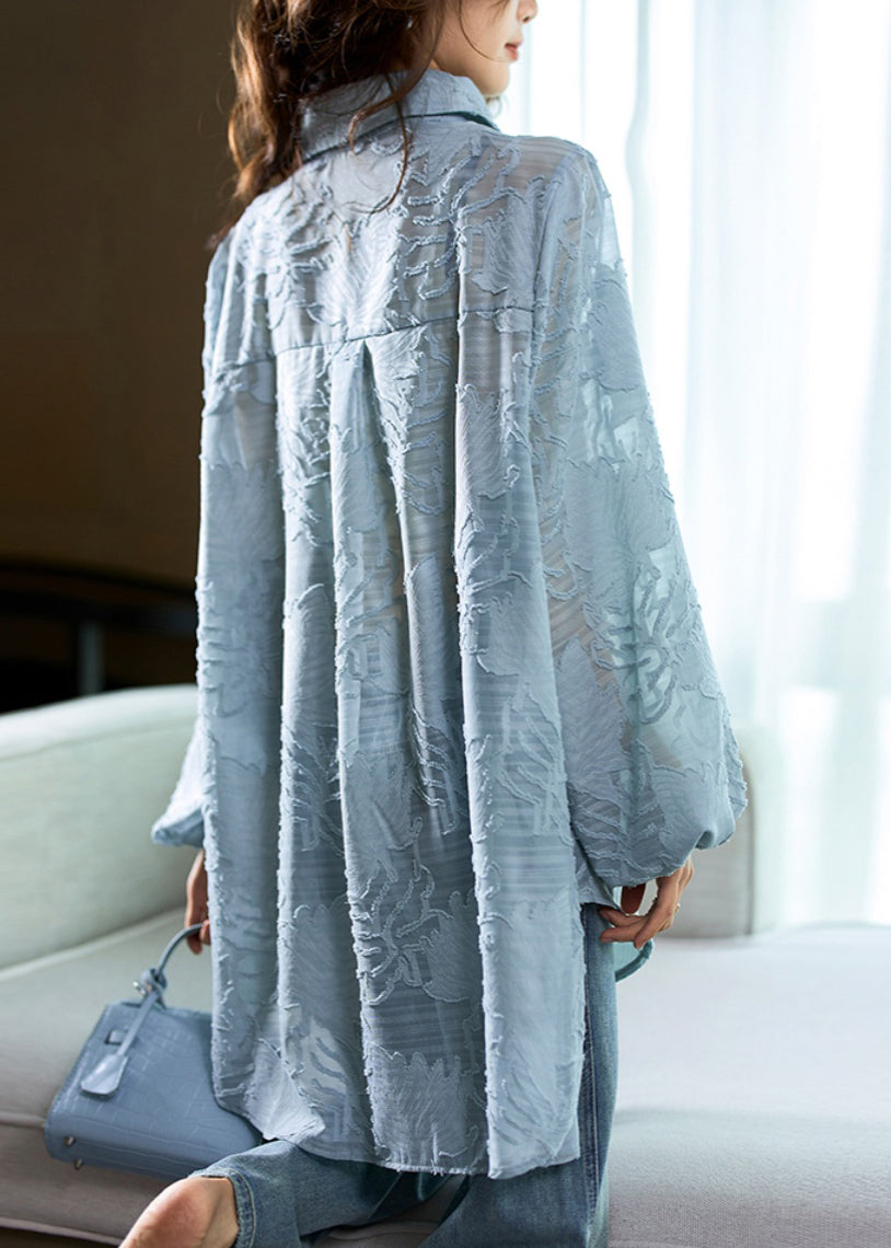 Lockere, blaue Chiffonbluse mit Peter-Pan-Kragen und seitlicher Öffnung für Herbst AB1044