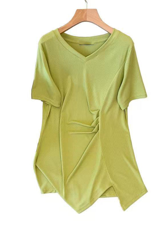 Stilvolles grünes T-Shirt mit asymmetrischem V-Ausschnitt und faltiger Baumwolle, Sommer-Top AP042