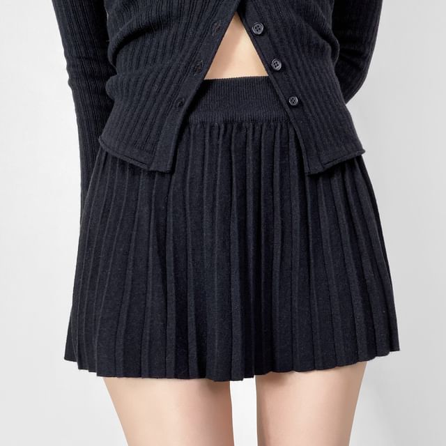 V-Neck Ribbed Knit Cardigan / Mid Rise Pleated Mini Skirt