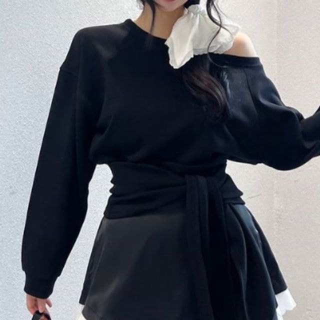 Boat-Neck Knotted Plain Pullover & Lace-Trimmed Mini Skirt