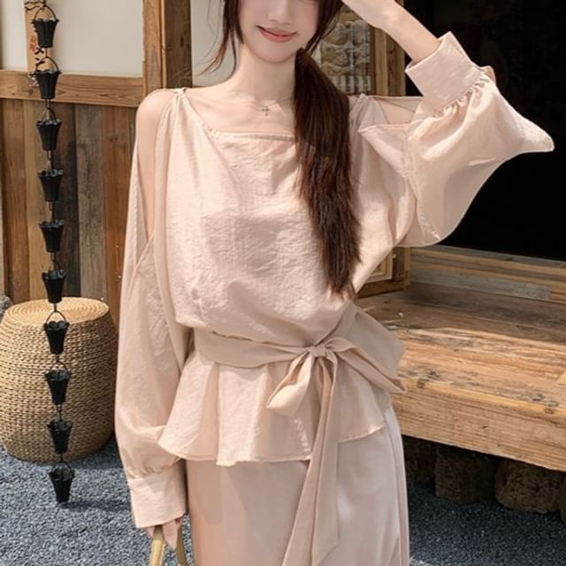 Scoop Neck Blouse with Long Sleeves and Plain Design, Paired with High-Rise Maxi A-Line Skirt