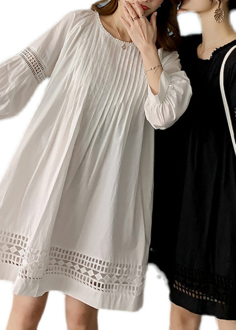 Lockeres weißes O-Ausschnitt Faltenkleid mit ausgehöhlten Ärmeln Herbst EE040