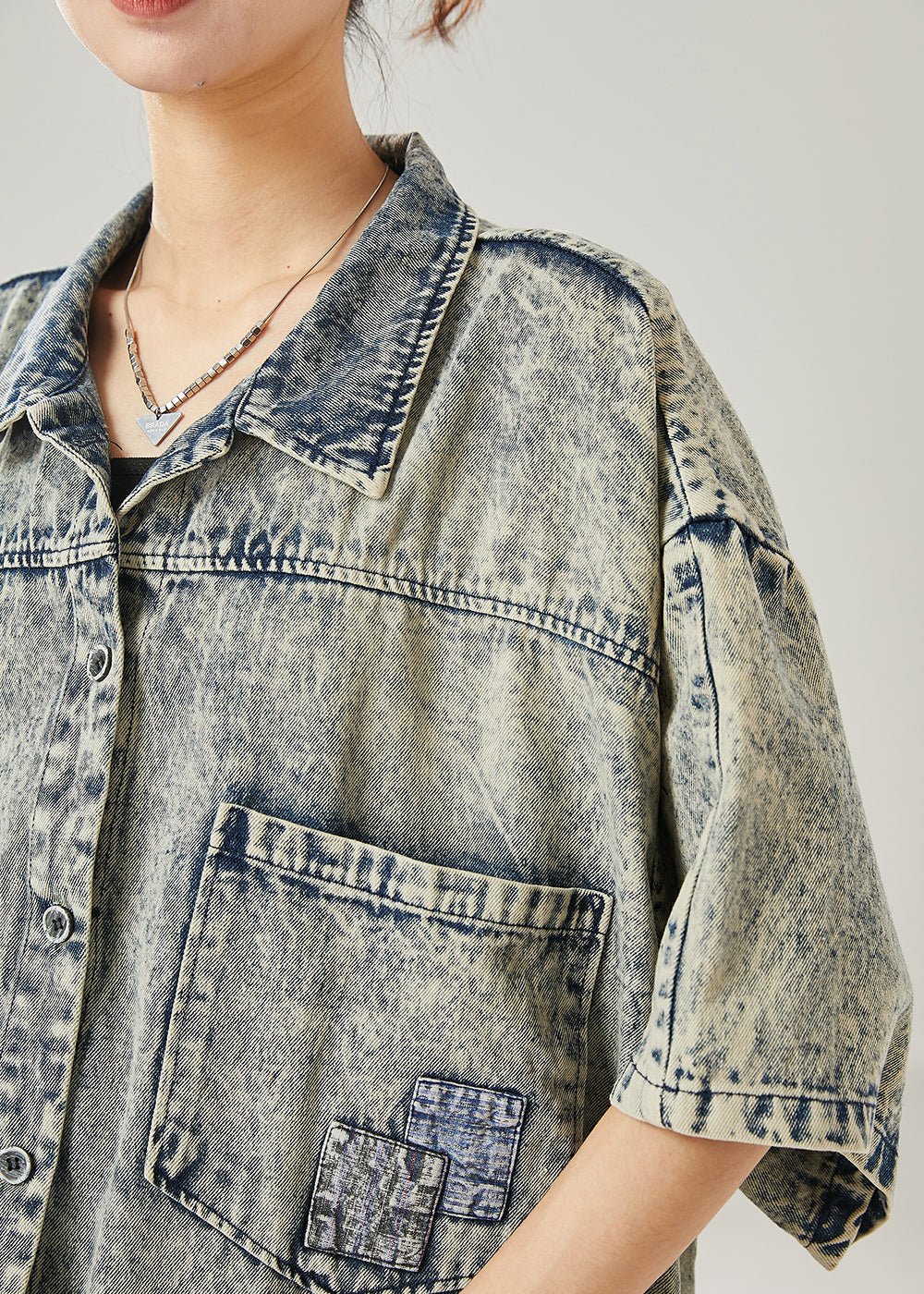 Moderne graue Jeansjacke mit übergroßen Taschen für den Sommer AZ1048