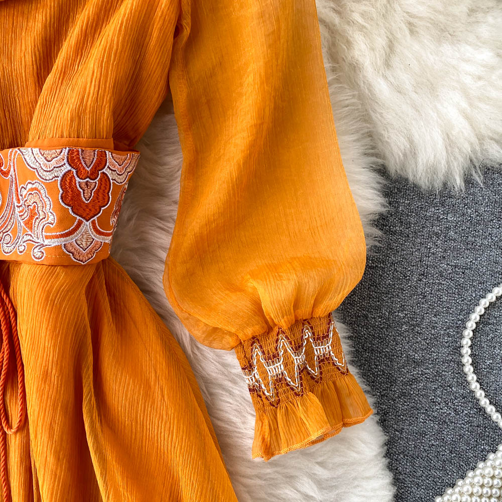 Robe rétro orange à col en V et manches lanternes avec ceinture brodée AR1013