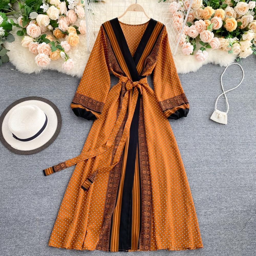 Braunes Vintage-Kleid mit V-Ausschnitt, Taillenschnürung, Aufdruck und langen Puffärmeln AR1003