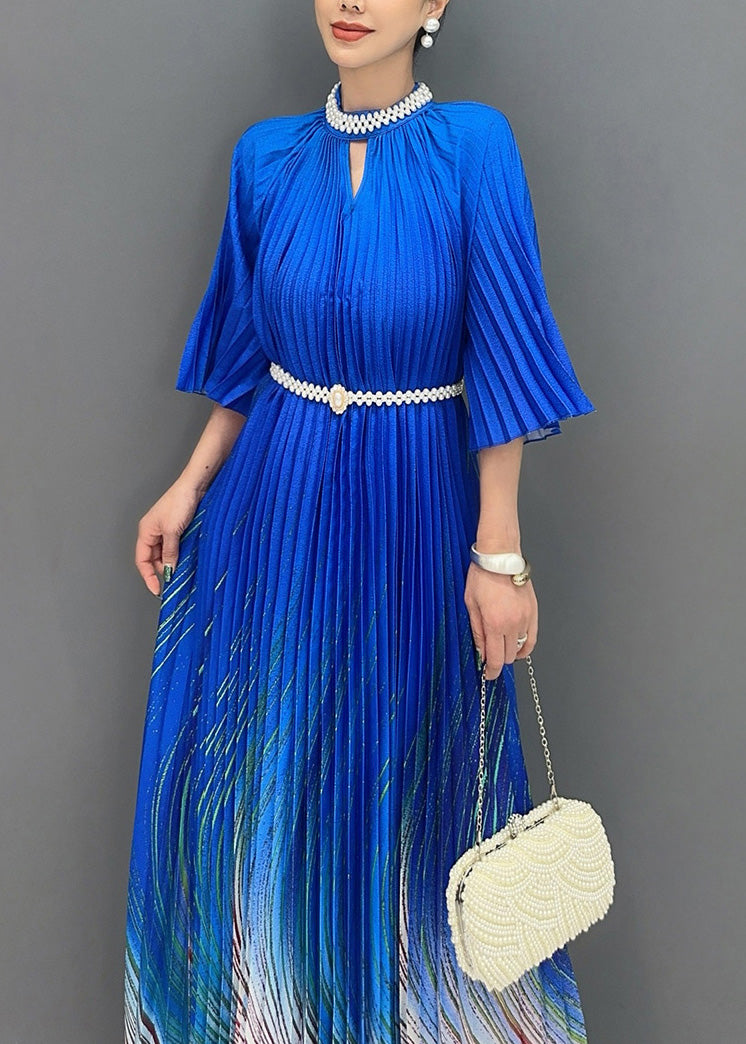 Einzigartiges blaues, faltiges, langes Kleid mit Stehkragen und Aufdruck für den Sommer AO1002