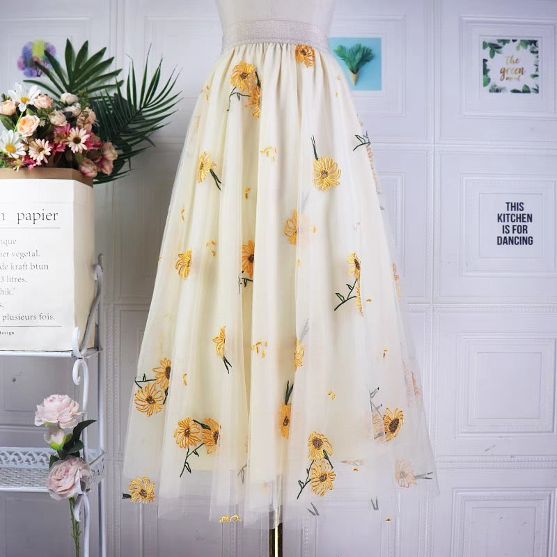 Jupe en tulle brodée taille haute à motif tournesol beige féerique NN009 