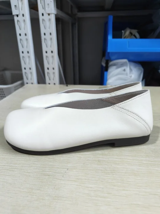 Damen Sommerschuhe aus weichem Leder mit niedrigem Absatz GEM032