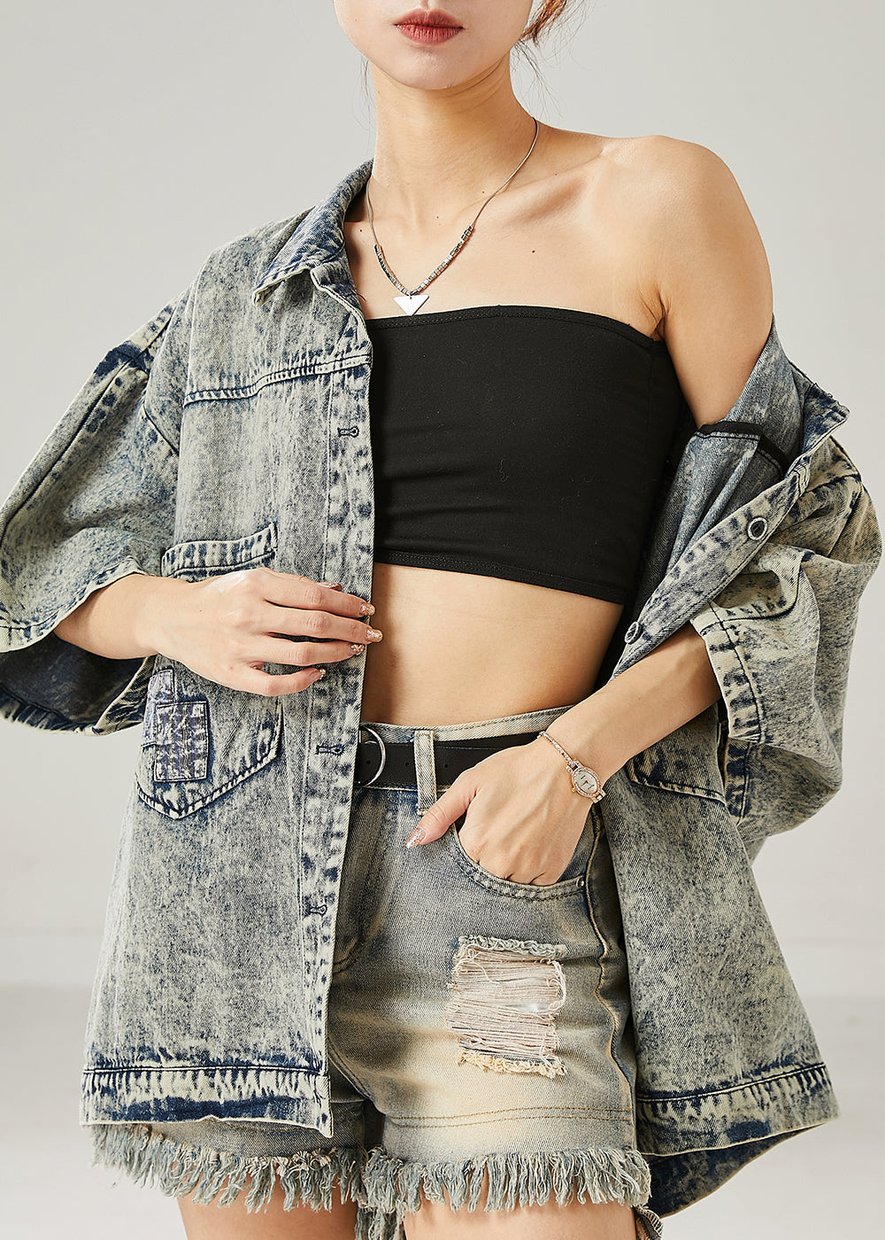 Moderne graue Jeansjacke mit übergroßen Taschen für den Sommer AZ1048 