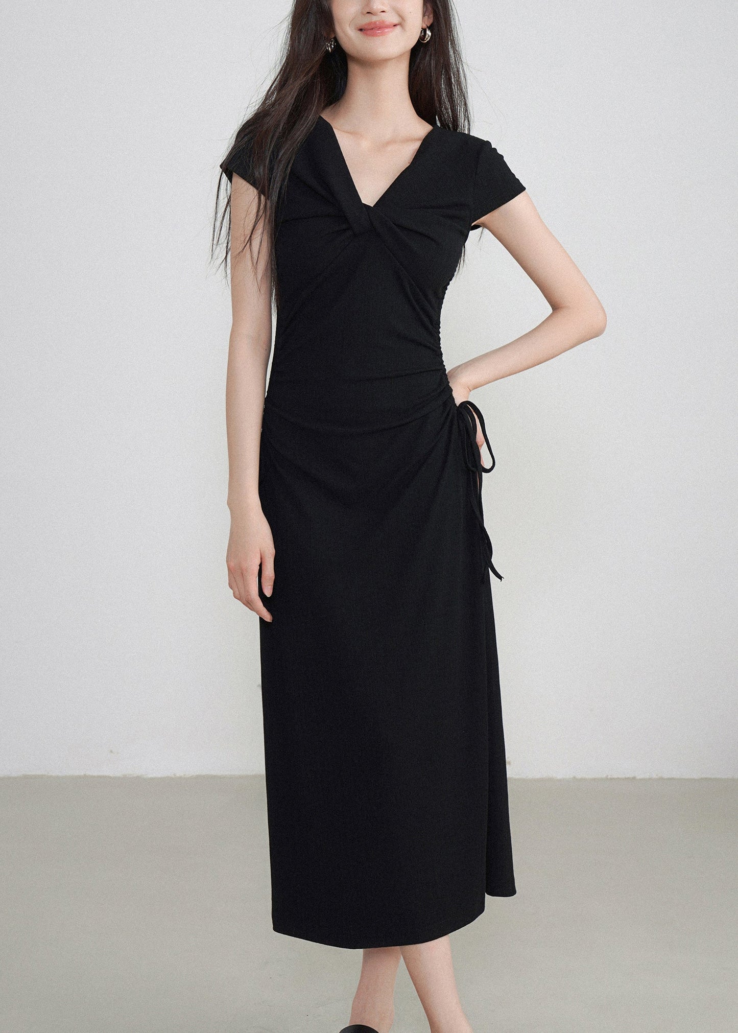 Robe longue cintrée noire élégante à col en V et manches courtes EE033 