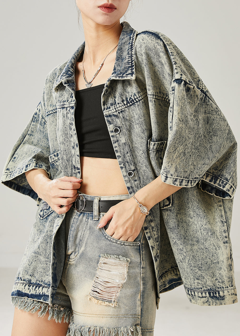 Moderne graue Jeansjacke mit übergroßen Taschen für den Sommer AZ1048 