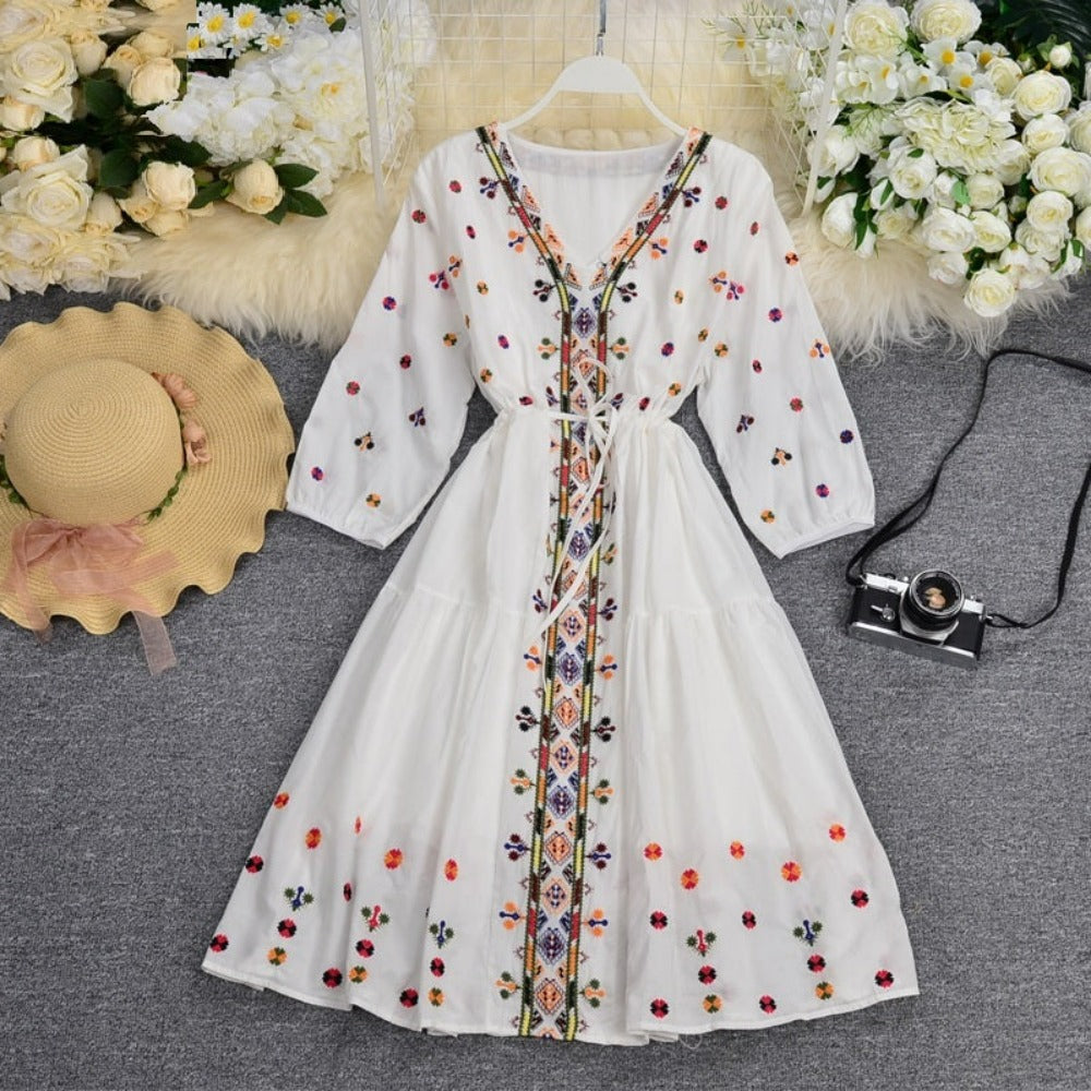 Robe blanche style bohème à col en V et broderie florale avec lacets et manches trois-quarts AR1020 