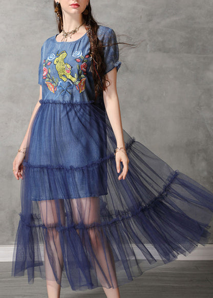 Robe longue en jean bleu à col rond et manches courtes en tulle brodé NN020