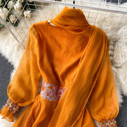 Robe rétro orange à col en V et manches lanternes avec ceinture brodée AR1013 