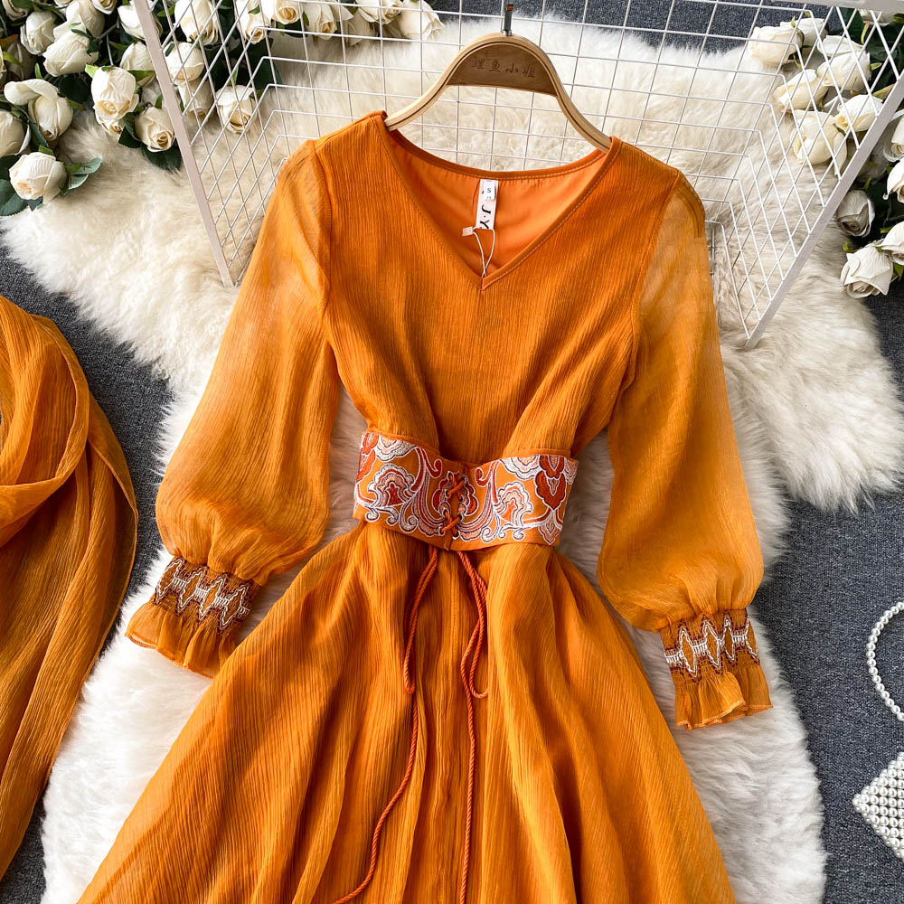 Robe rétro orange à col en V et manches lanternes avec ceinture brodée AR1013 