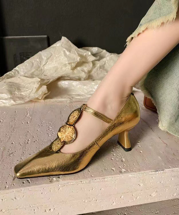 Schöne goldene Schuhe mit Schnallenriemen und verziertem Absatz DD1060