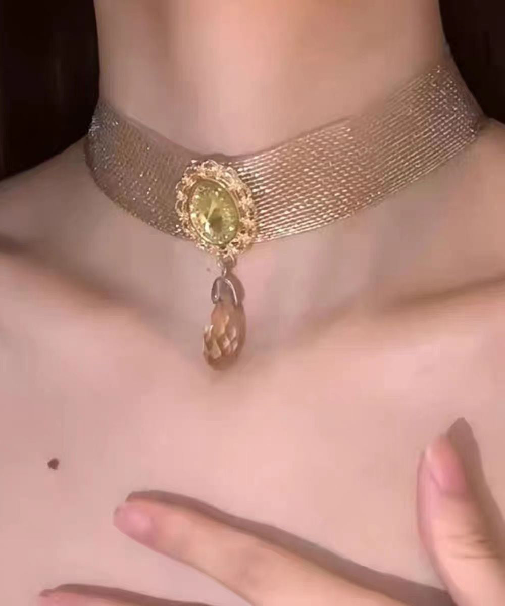 Kurzes Choker-Halsband mit Perlen und Wassertropfen aus Goldlegierung PO055