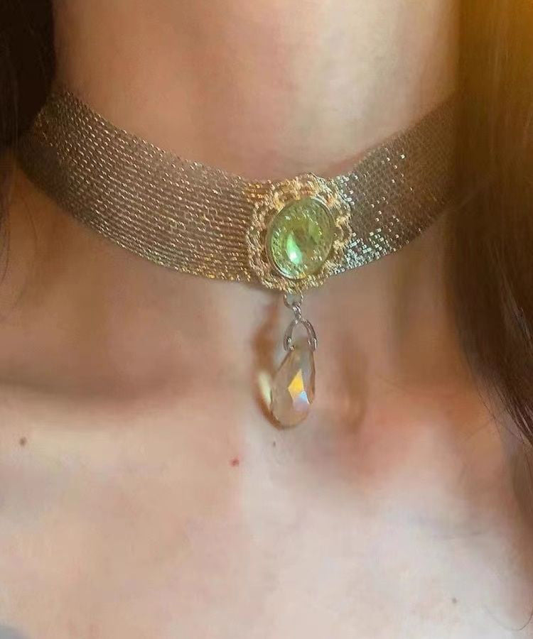 Kurzes Choker-Halsband mit Perlen und Wassertropfen aus Goldlegierung PO055