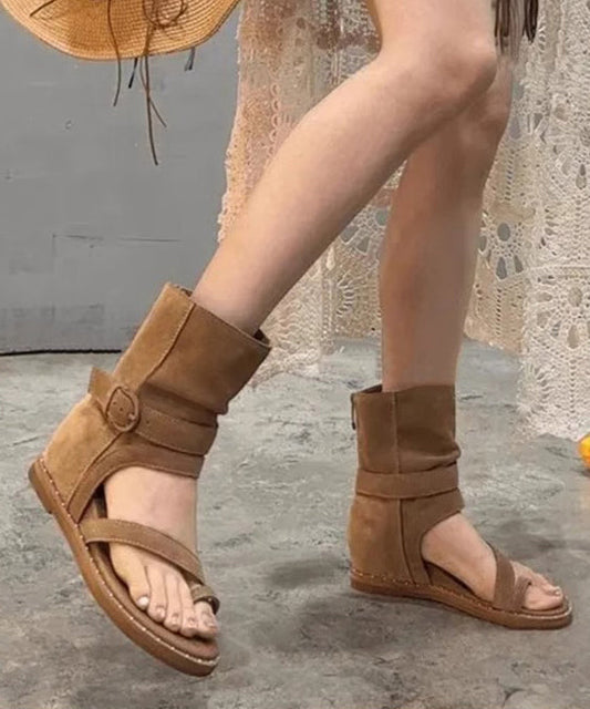 Braune Boho-Sandalen mit ausgehöhlten Keilabsatz und Zehentrenner-Stiefel OI063