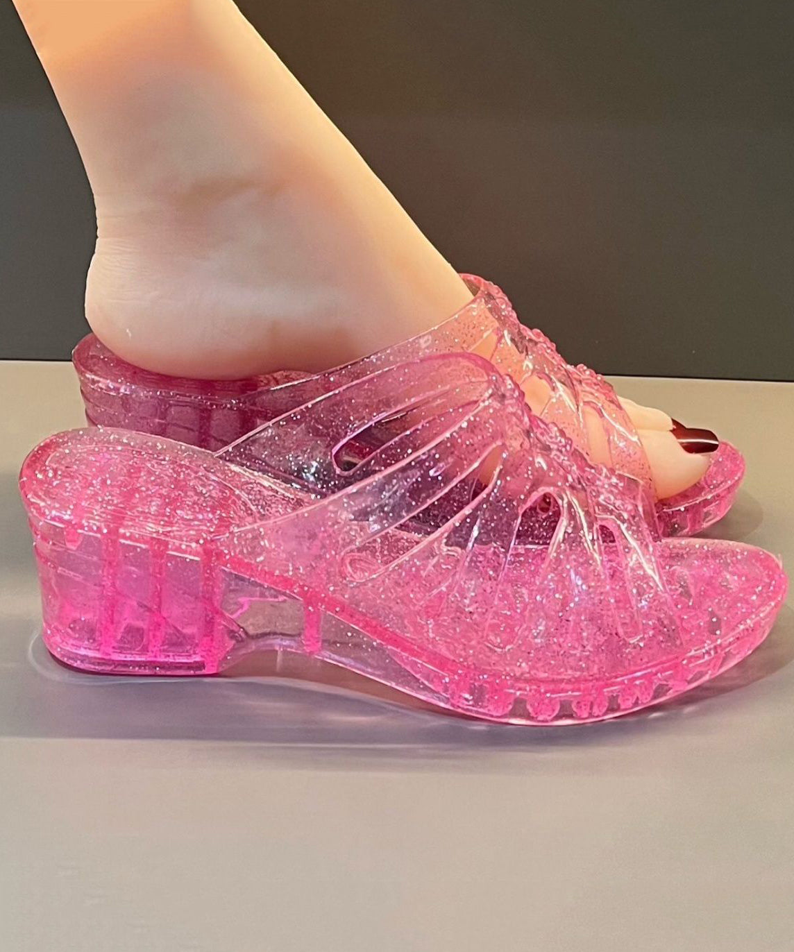 Sandales compensées confortables à bout ouvert et transparentes avec motif rose AP1051