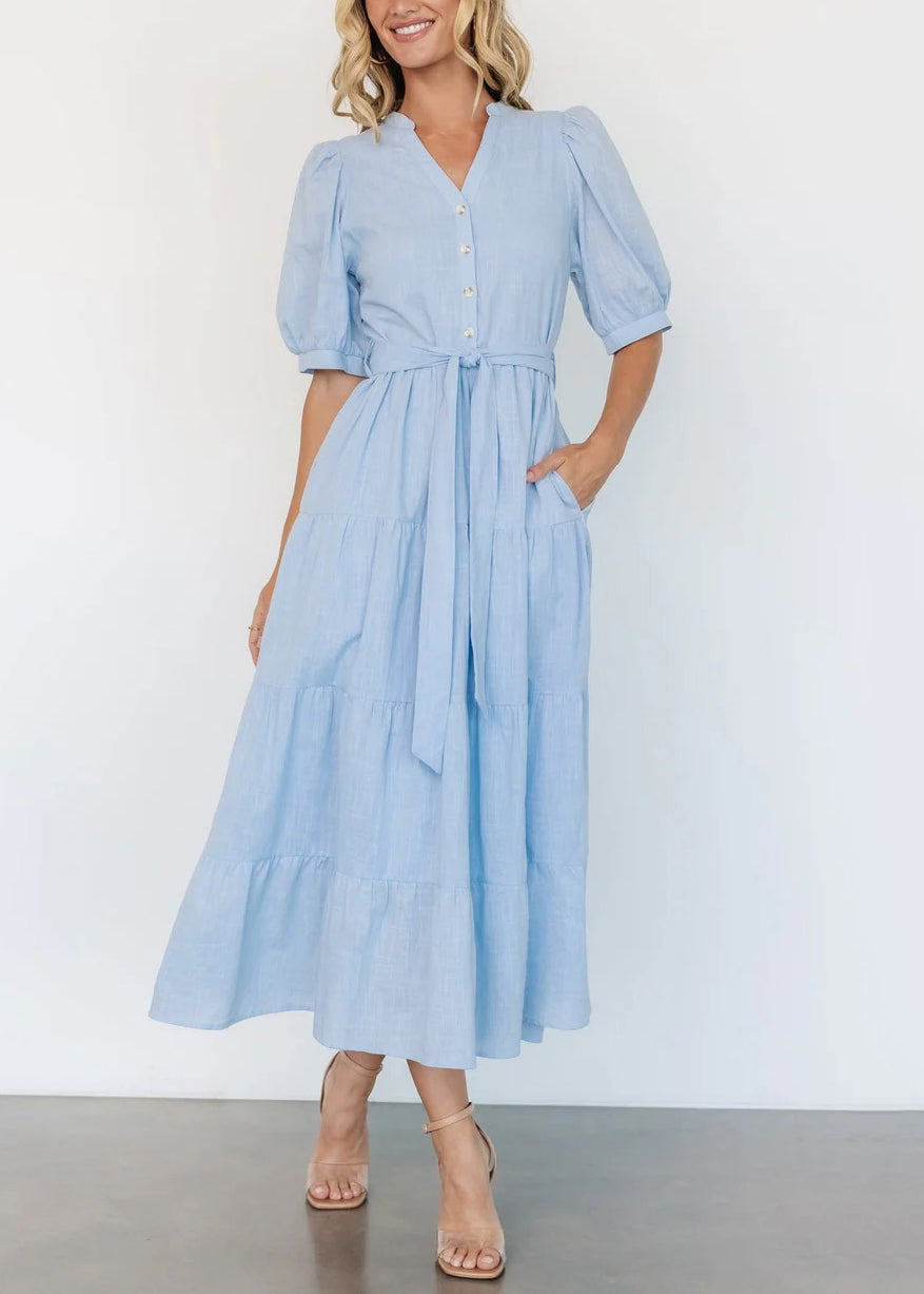 Robe longue élégante en coton bleu clair avec col en V et poches pour l'été AU1005