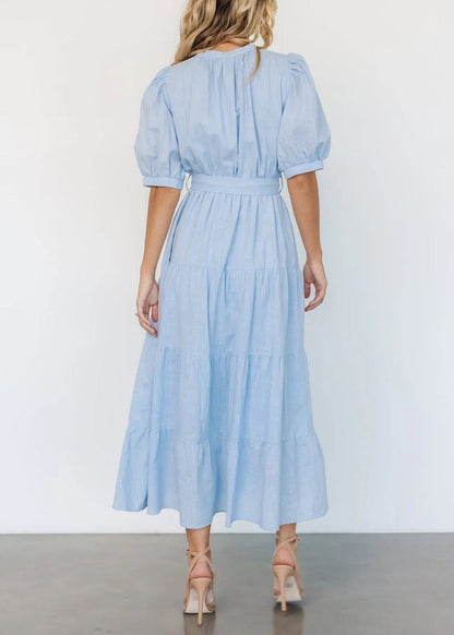 Robe longue élégante en coton bleu clair avec col en V et poches pour l'été AU1005