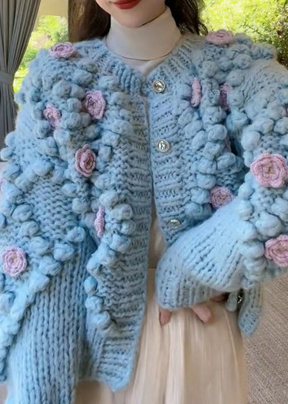 Geblümter blauer O-Ausschnitt mit Knopf, gemütlicher Strickmantel für den Winter WY009