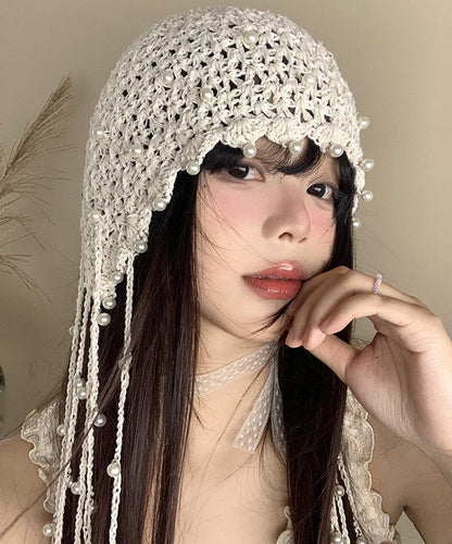 Bonnet Bonnie tricoté à la main avec pompon beige et perles ajourées WI019