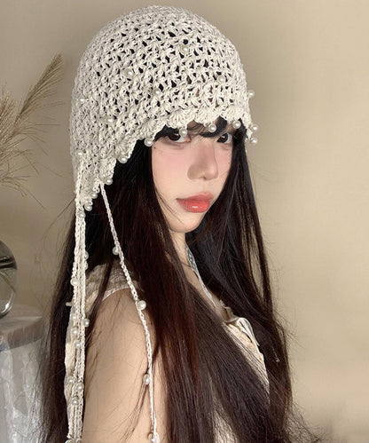 Bonnet Bonnie tricoté à la main avec pompon beige et perles ajourées WI019