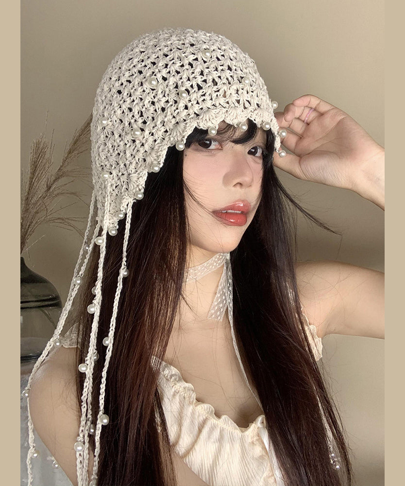 Bonnet Bonnie tricoté à la main avec pompon beige et perles ajourées WI019