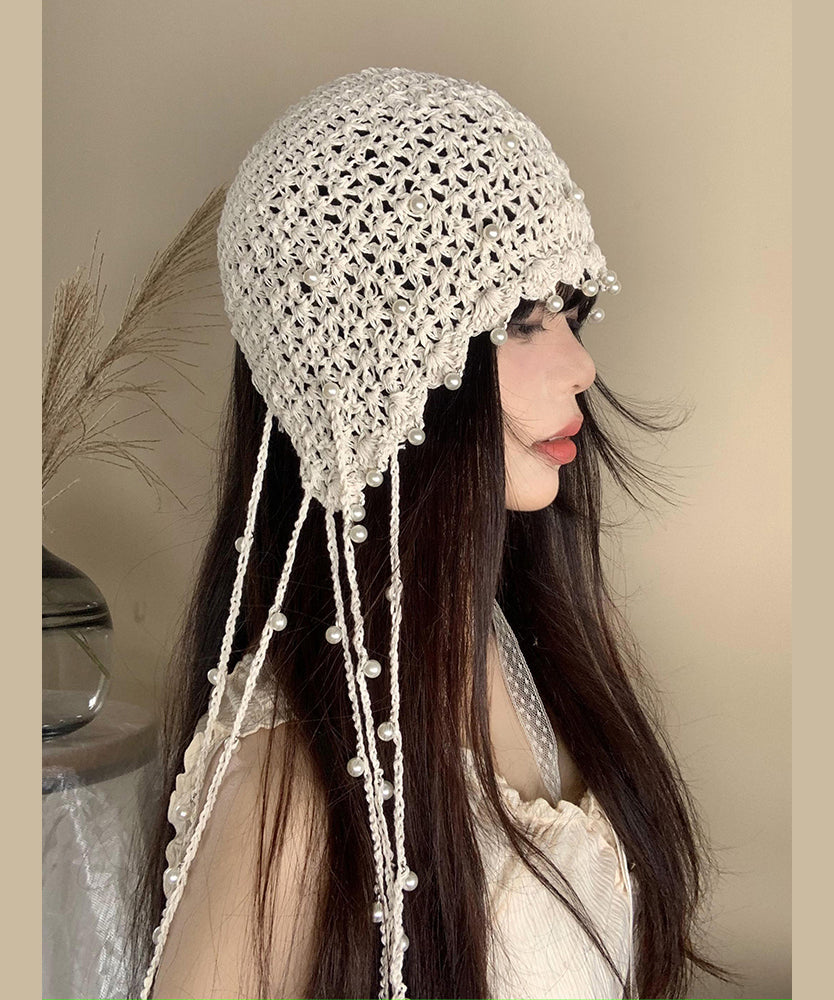 Bonnet Bonnie tricoté à la main avec pompon beige et perles ajourées WI019