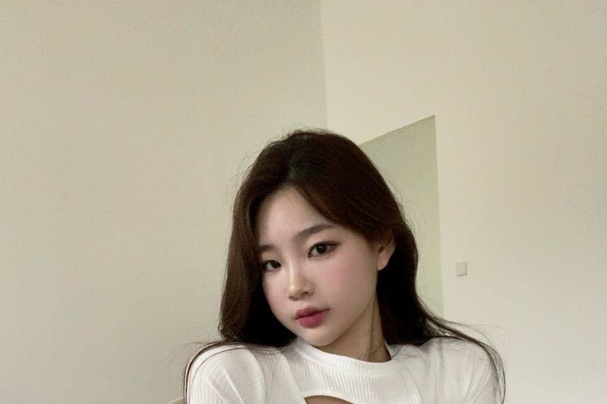 Cutout Short-Sleeved Cropped T-Shirt