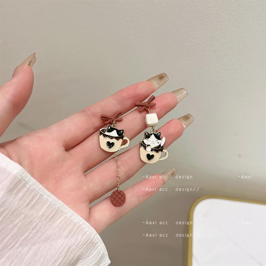 Drop Cat Clip-On Asymmetrical / Earring