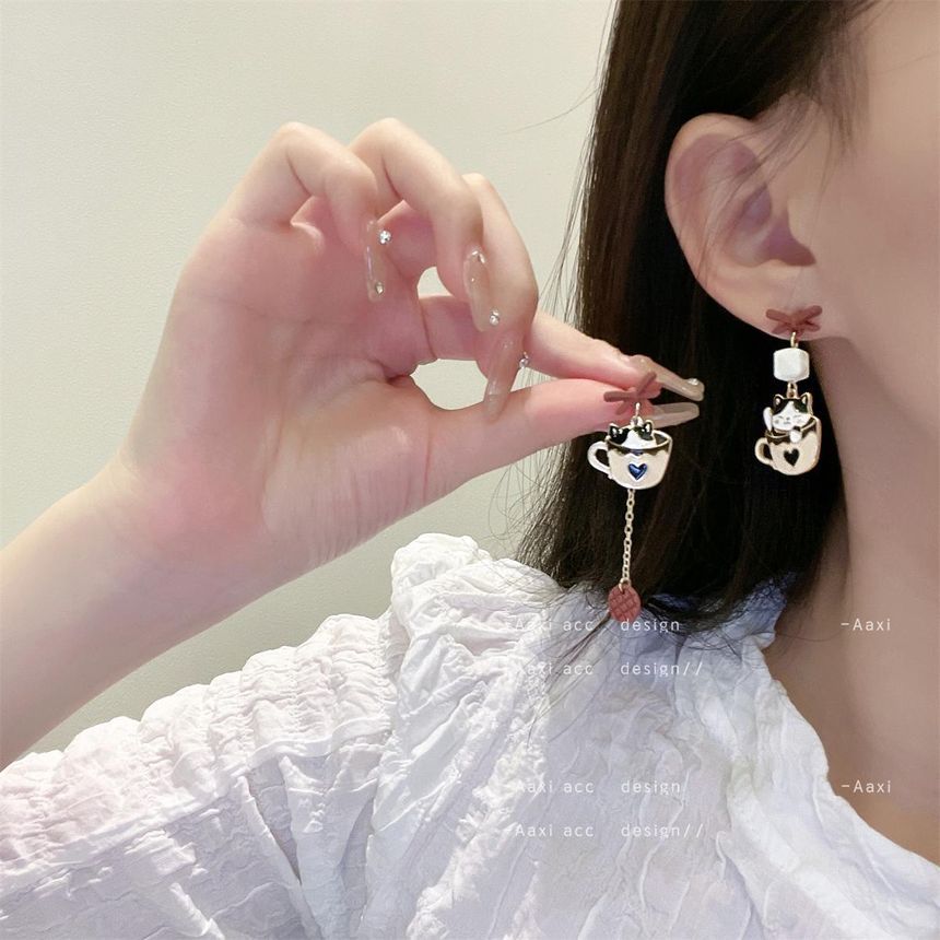 Drop Cat Clip-On Asymmetrical / Earring