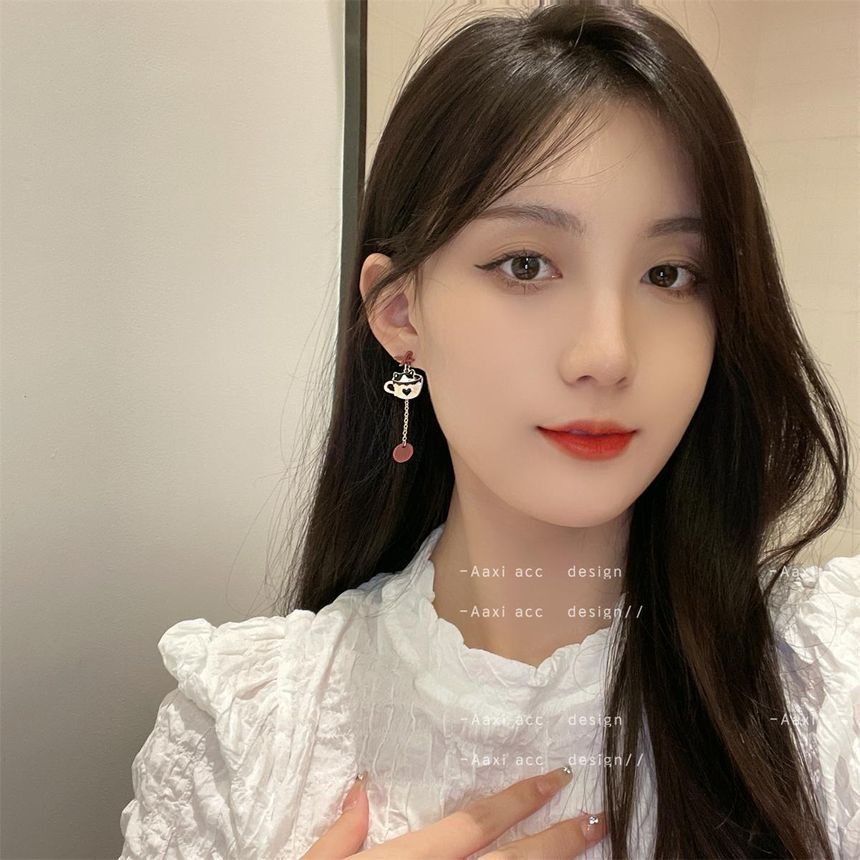 Drop Cat Clip-On Asymmetrical / Earring