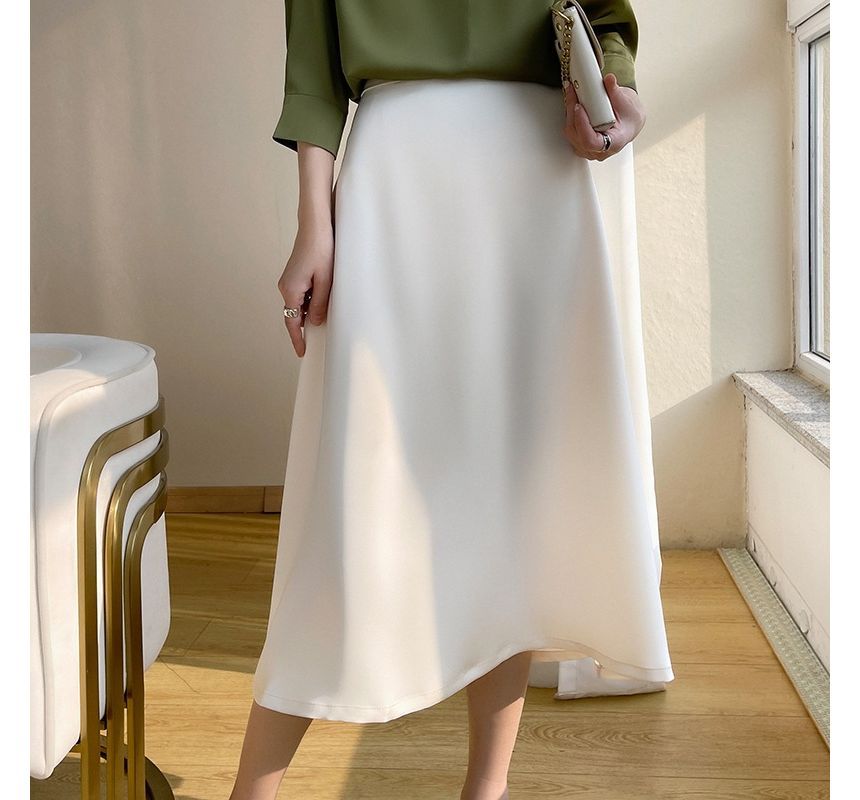 Mid-Rise A-Line Midi Skirt with Minimalist Plain Design