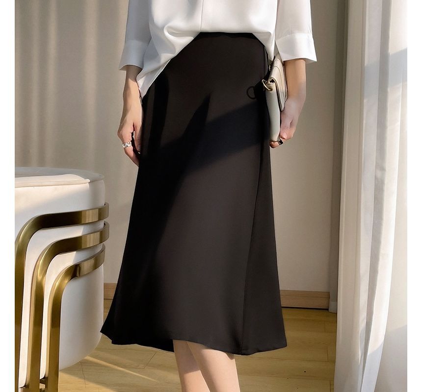 Mid-Rise A-Line Midi Skirt with Minimalist Plain Design