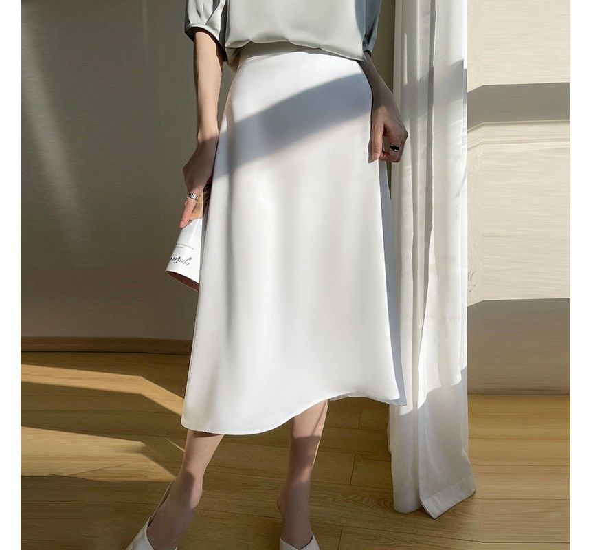 Mid-Rise A-Line Midi Skirt with Minimalist Plain Design