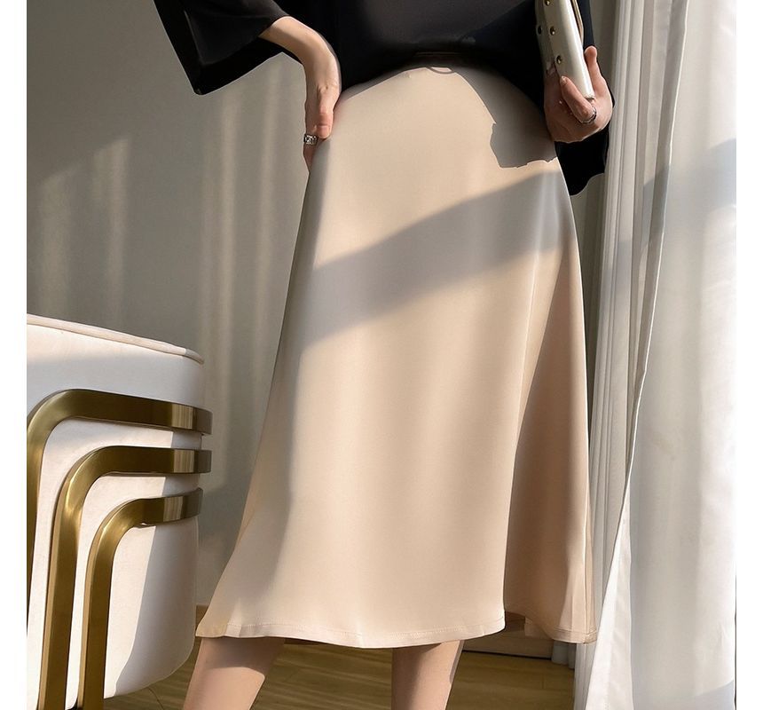 Mid-Rise A-Line Midi Skirt with Minimalist Plain Design