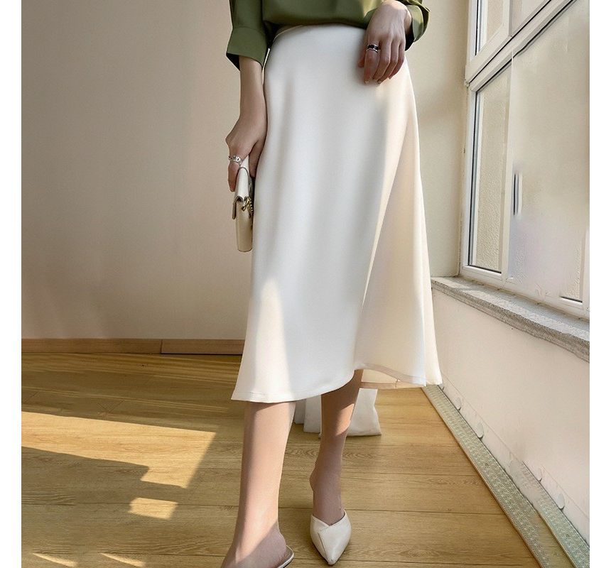 Mid-Rise A-Line Midi Skirt with Minimalist Plain Design