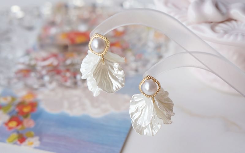 Alloy Chandelier Petal Pearl Earring Faux
