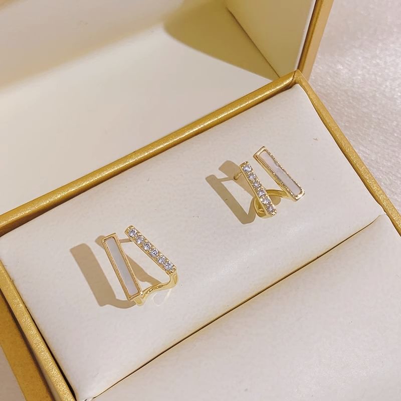 Alloy Rhinestone Earring Shell Stud