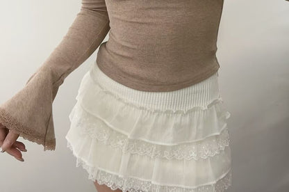 Ruched Scoop Neck Lace Trim Slim Fit Crop Tee