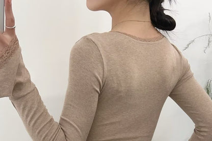 Ruched Scoop Neck Lace Trim Slim Fit Crop Tee