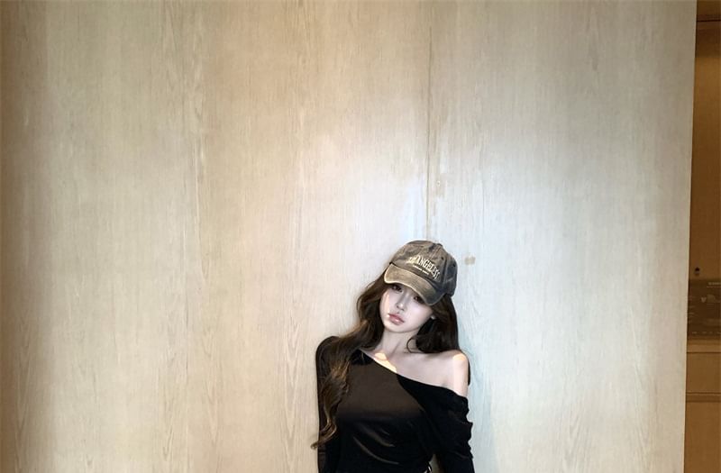 Long-Sleeve Plain Hooded Crop Tee / Low Rise Flared Cargo Pants