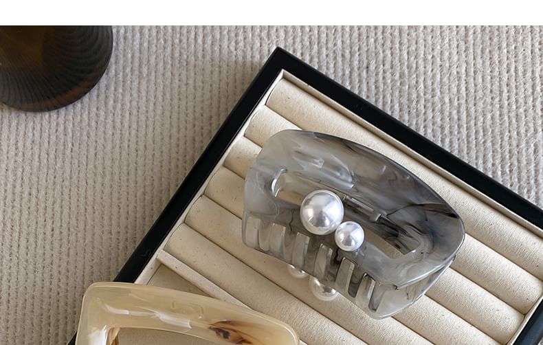 Claw Pearl Hair Acrylic Faux