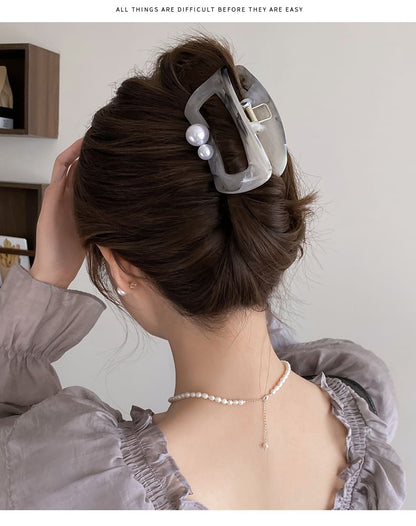 Claw Pearl Hair Acrylic Faux