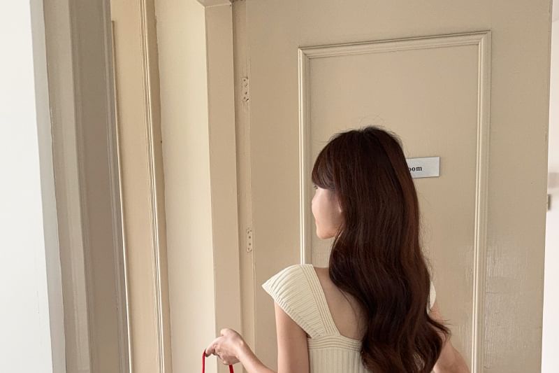 Cap-Sleeve Square Neck Lace-Up Plain Crop Top / High Rise Frill Trim Tiered Mesh Maxi A-Line Skirt